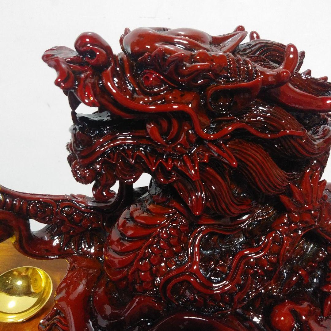 赤色の龍の彫刻 置物