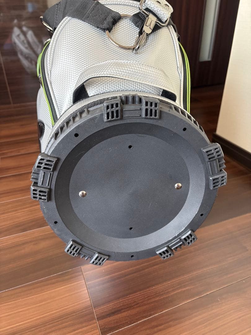 ブリヂストンTOUR B シルバーキャディバッグ