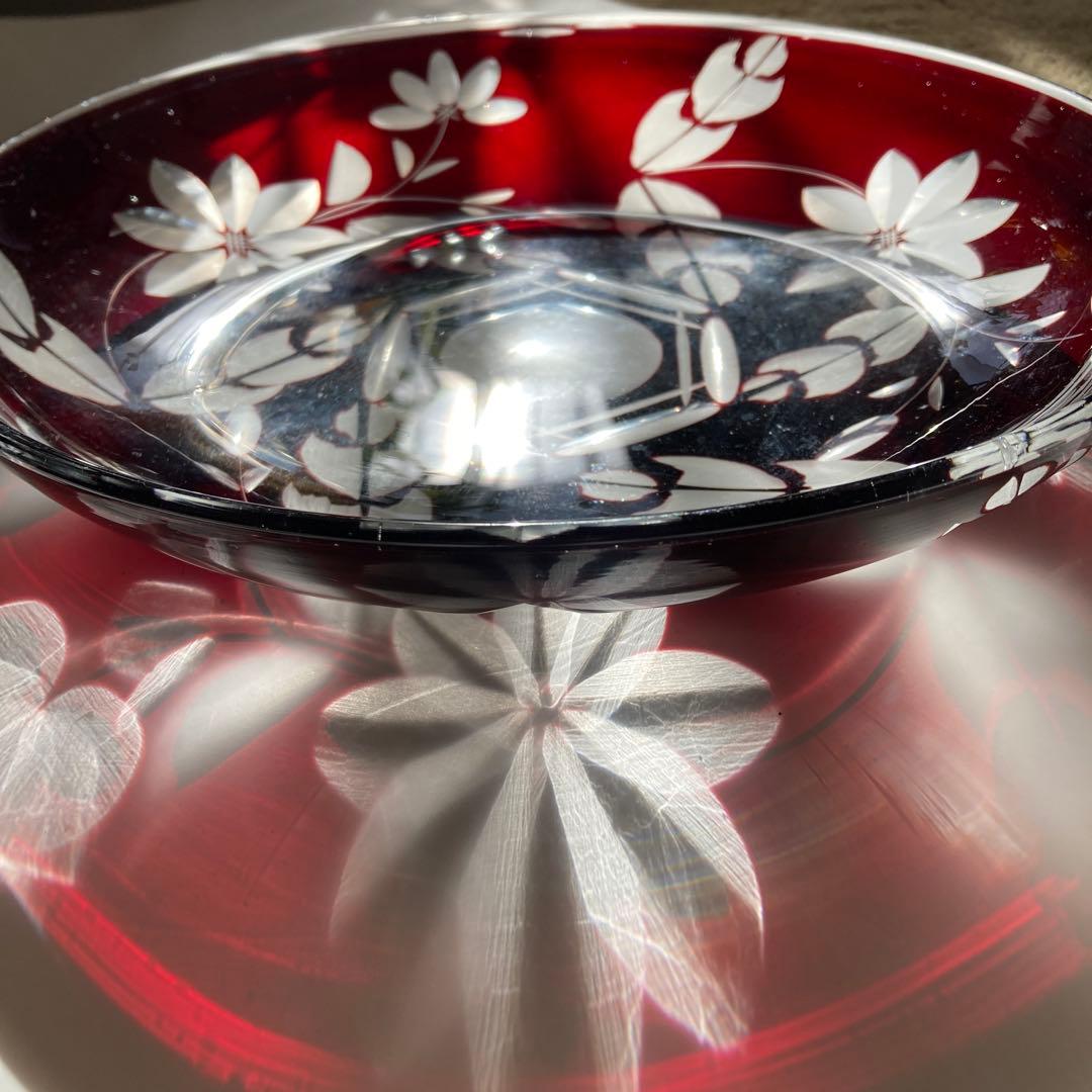 アンティーク赤色切子ガラス花模様