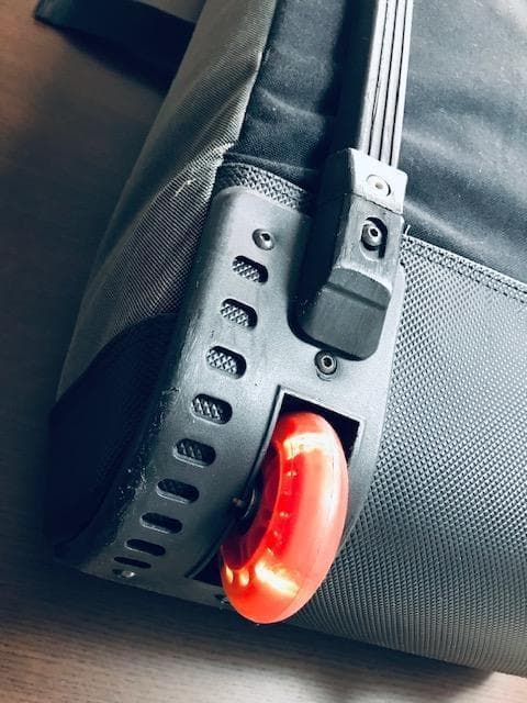 背中に背負うタイプではなく、ウィールで転がしながら全装備を携行できるバッグ