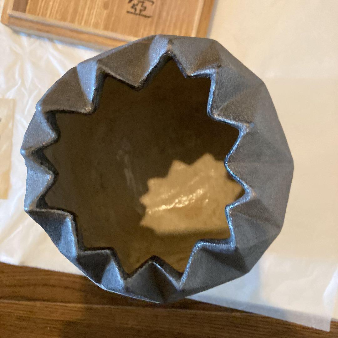 銀菜折面壺　岡田謙三