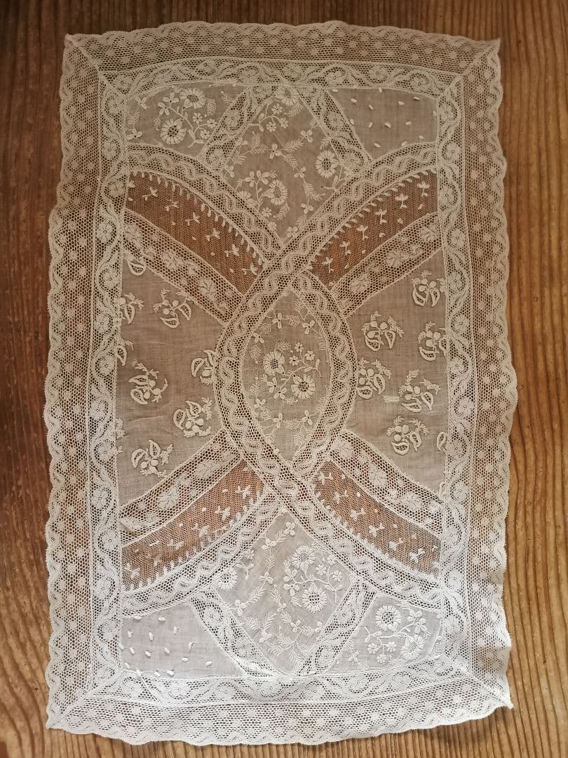 アンティーク オーガンジー盛上花刺繍 カーキグレー ノルマンディーレースランナー