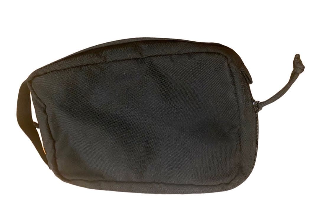 BRIEFING ラウンドポーチ