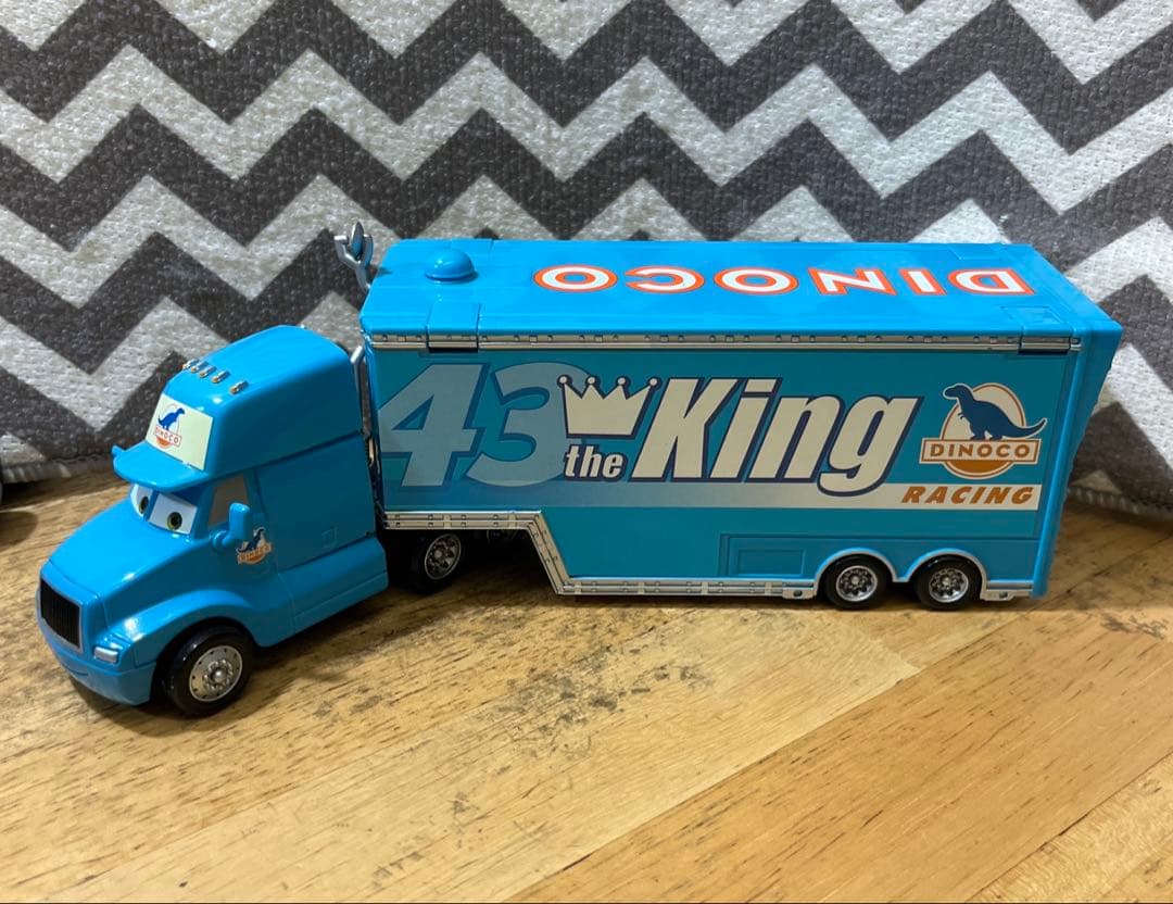 マテル　カーズ　DINCOCO キングハウラー、キング、ピットクルーのセット