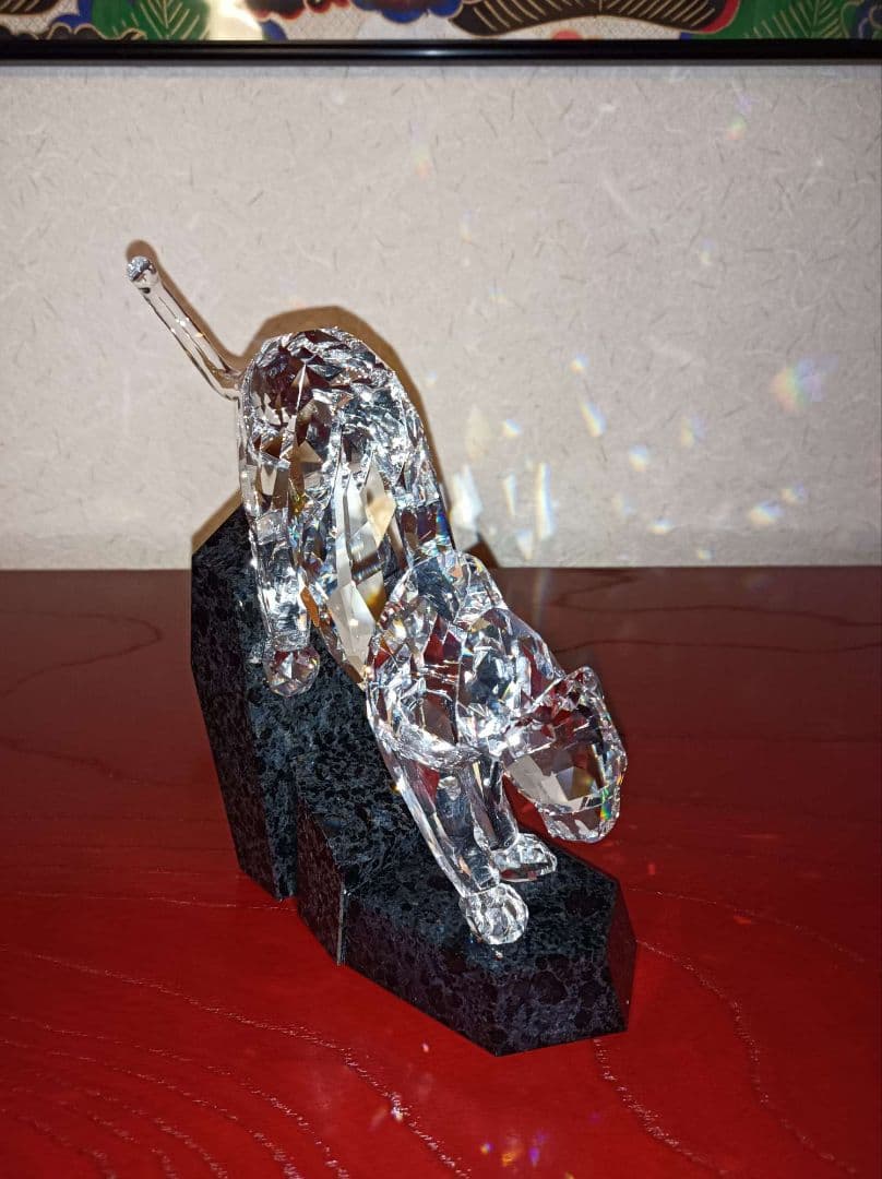 煌めくクリスタルと黒花崗岩のクールなコントラスト★スワロフスキー　フィギュリン