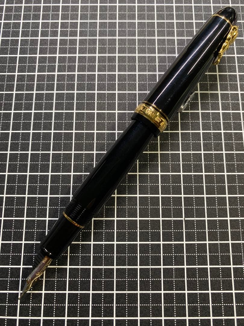 PLATINUM CENTURY #3776 廻り止め　招き猫　万年筆　字幅M