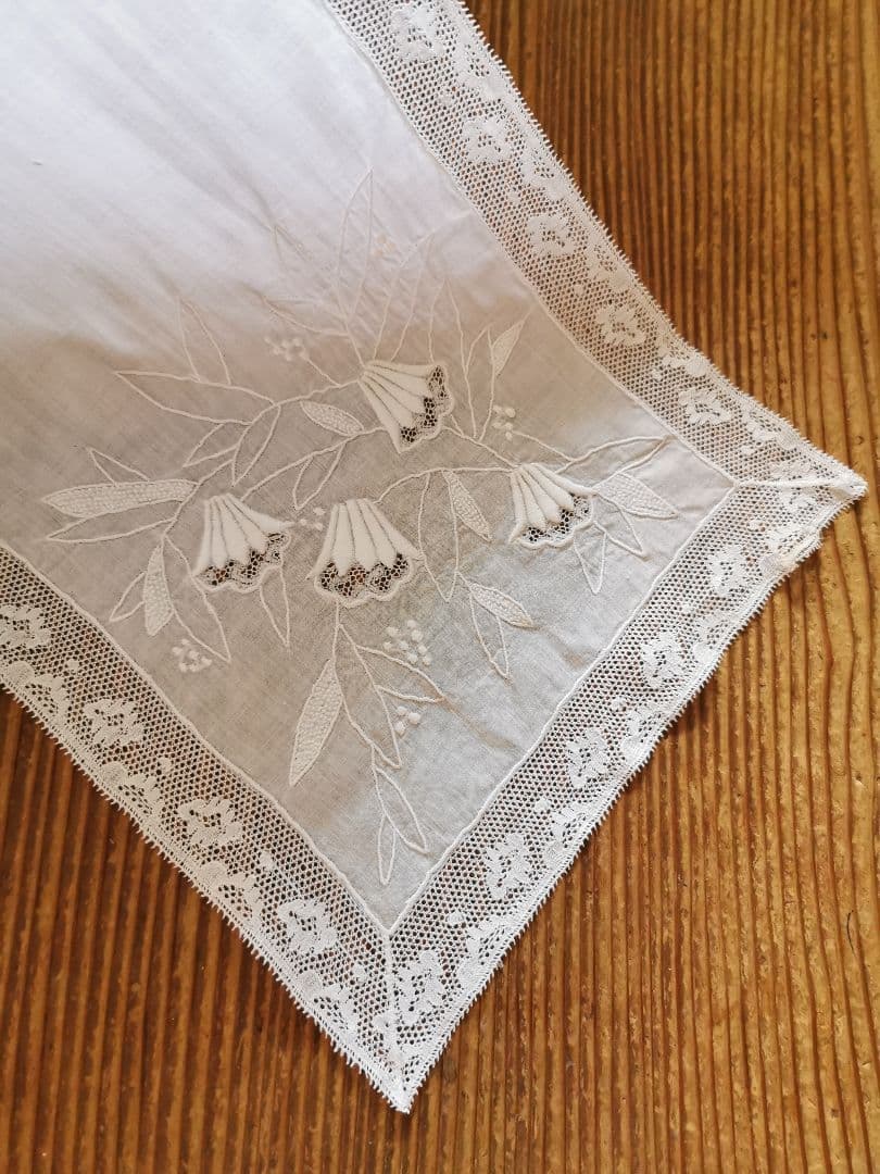 アンティーク 蛍袋 野の花エンブロイダリー 縦長ランナー ノルマンディーレース風