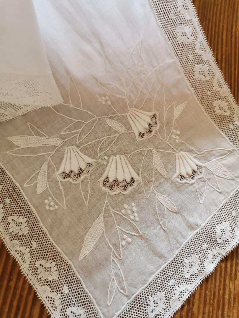 アンティーク 蛍袋 野の花エンブロイダリー 縦長ランナー ノルマンディーレース風