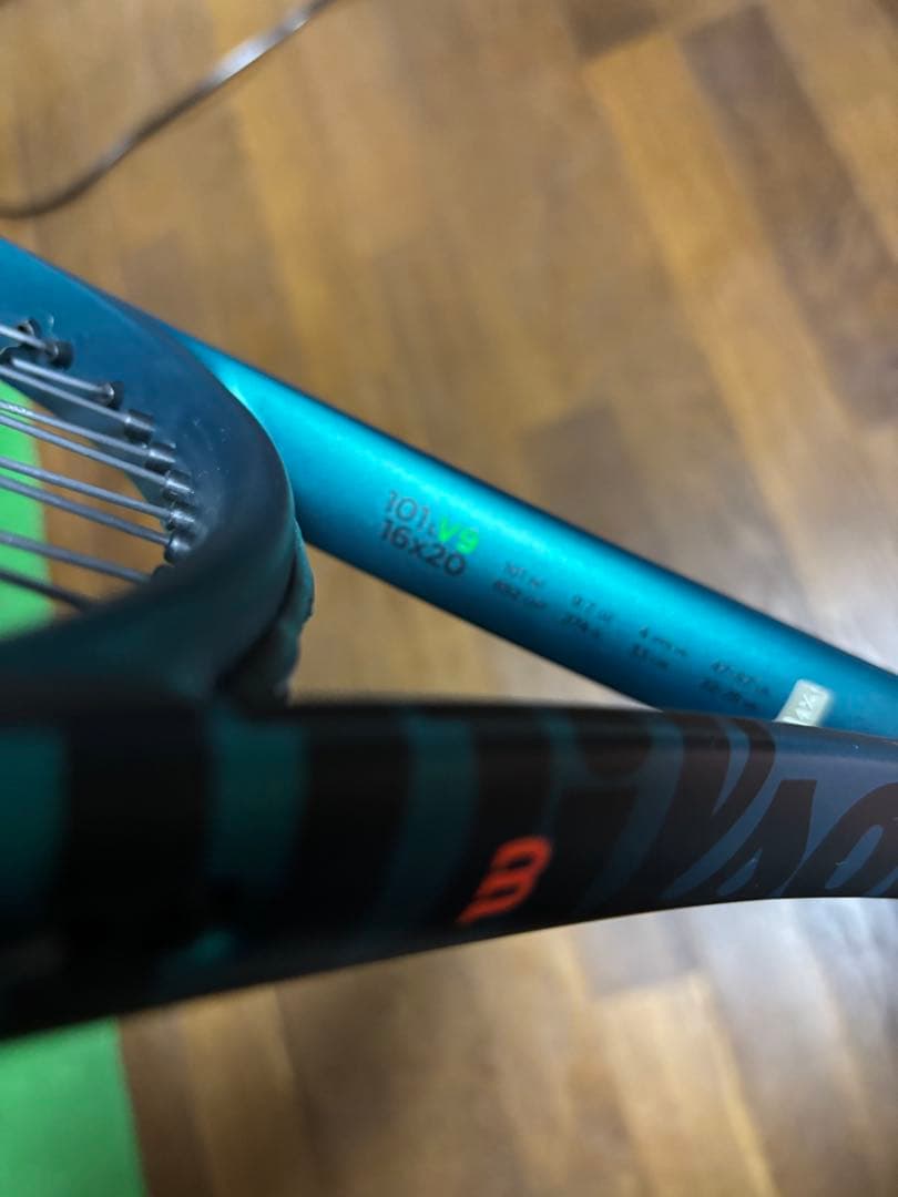 ブレード100L V9 16x20 テニスラケット