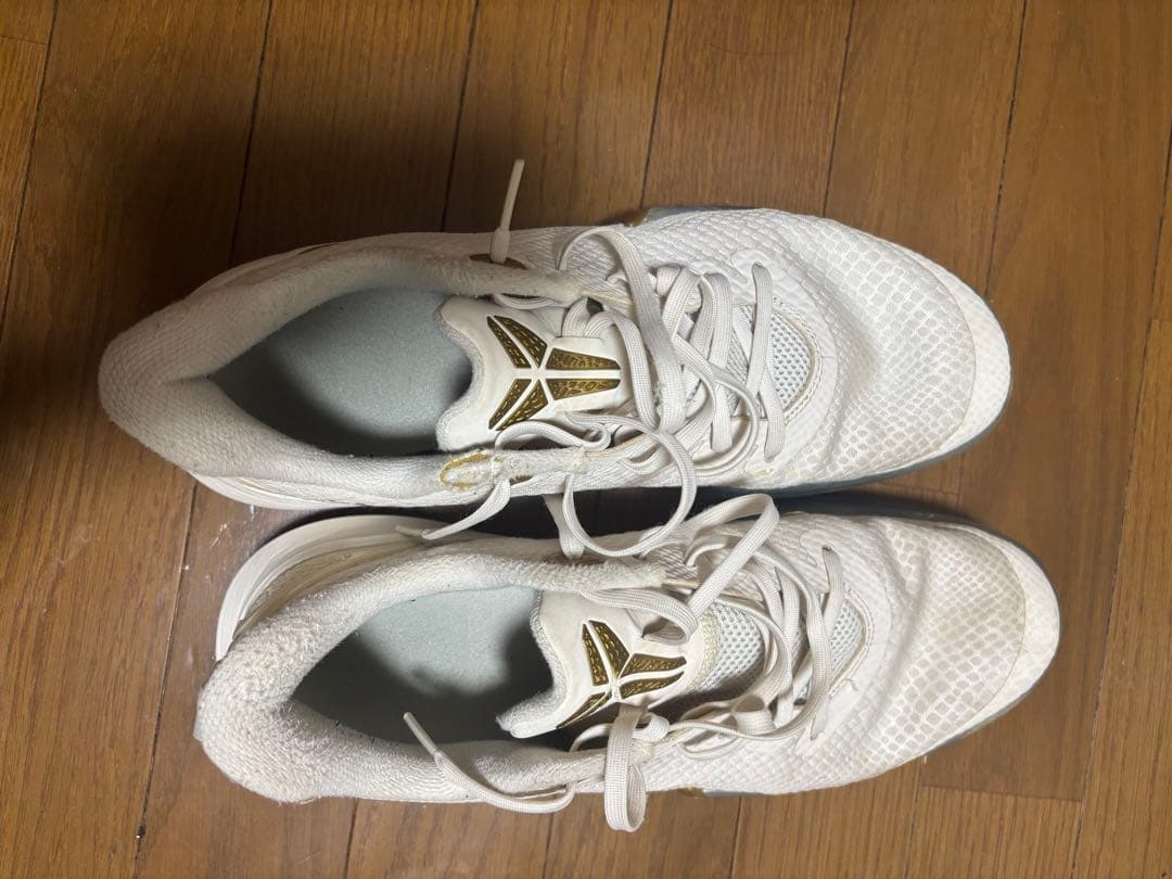 Nike Kobe マンバフォーカスバスケットボールシューズ ホワイトゴールド