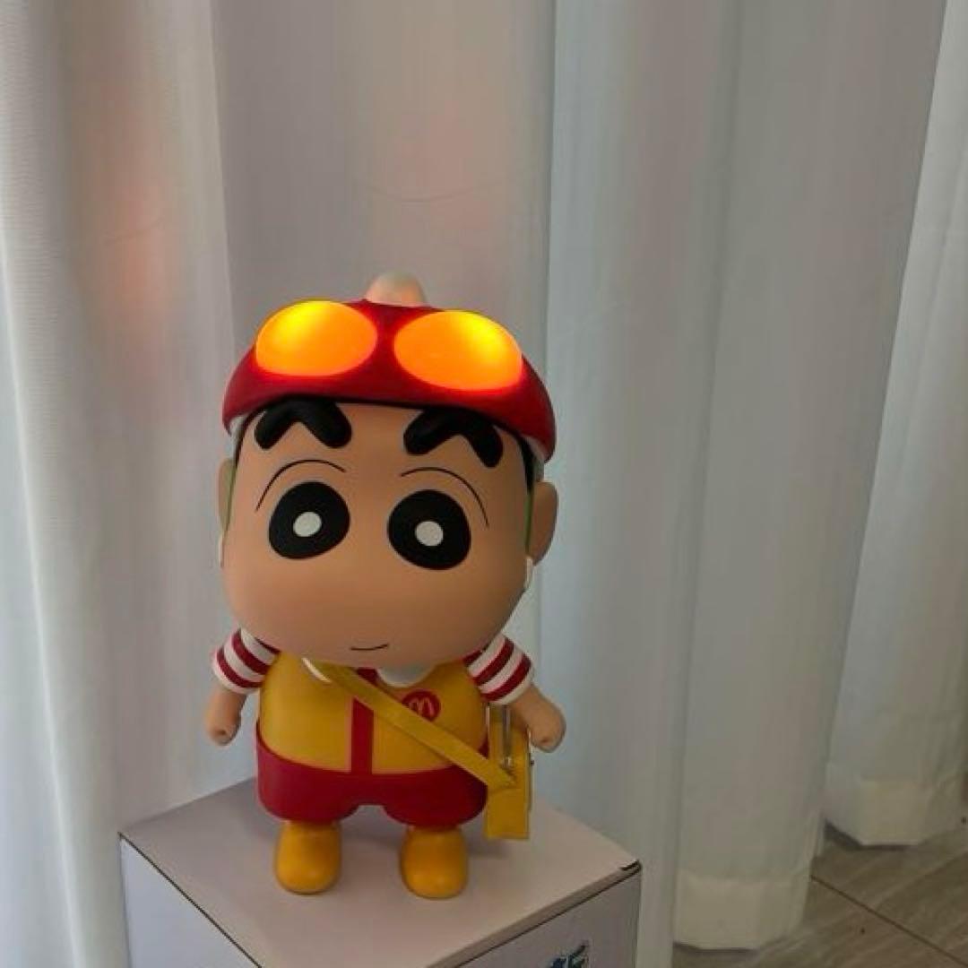 しんちゃんがマクドナルド風の衣装で