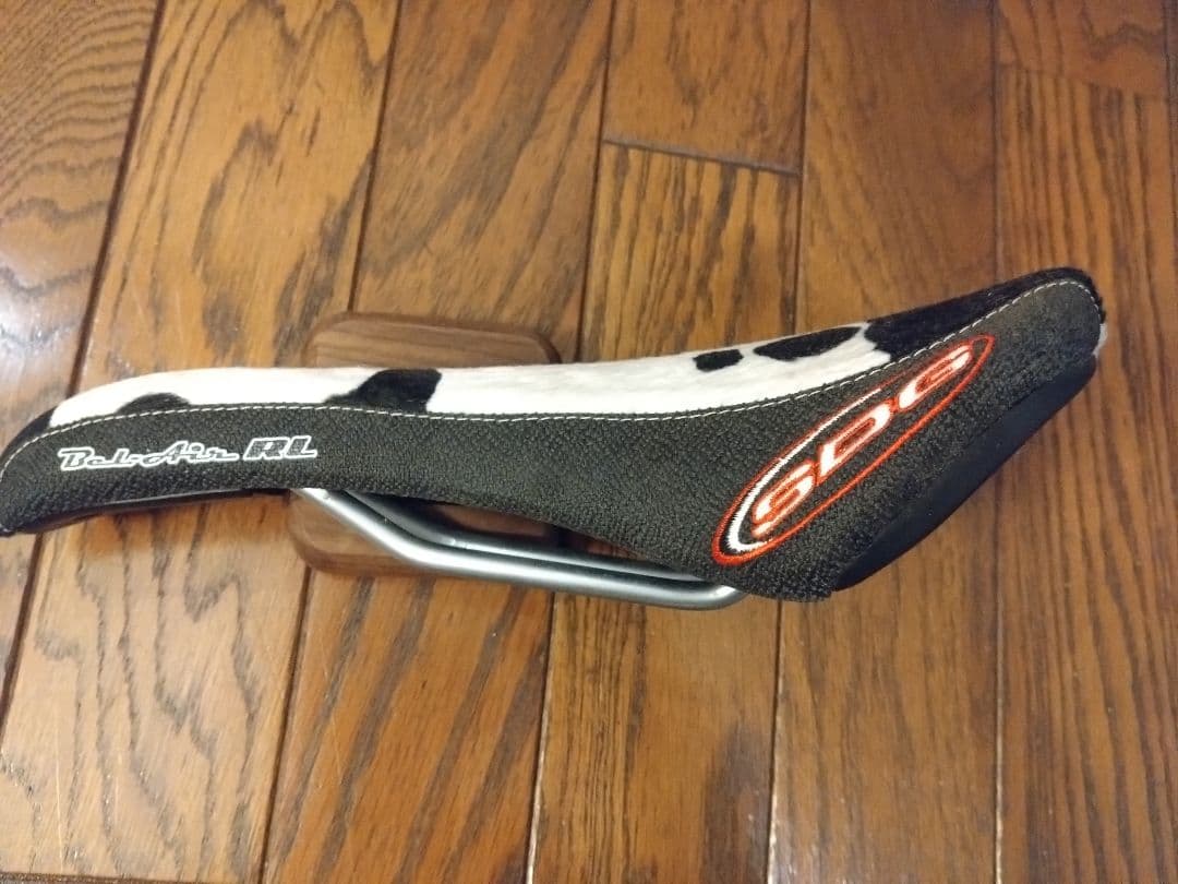 SDG サドル 牛柄　未使用美品