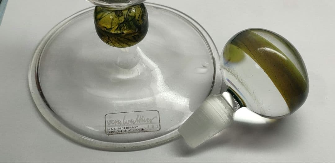 ドイツ製のガラス工芸品で、ハンドペイントまたはエナメル彩で花柄が描かれています