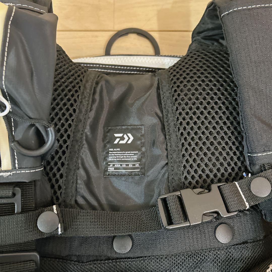 【美品】ダイワ ベンチクールゲームベストIV DF-6109 ライフジャケット