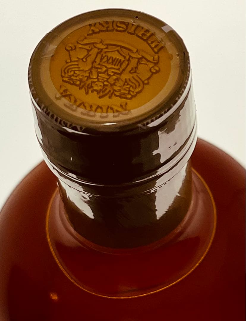 ニッカ余市シングルモルトウィスキー25年及びバランタイン21年の2本です