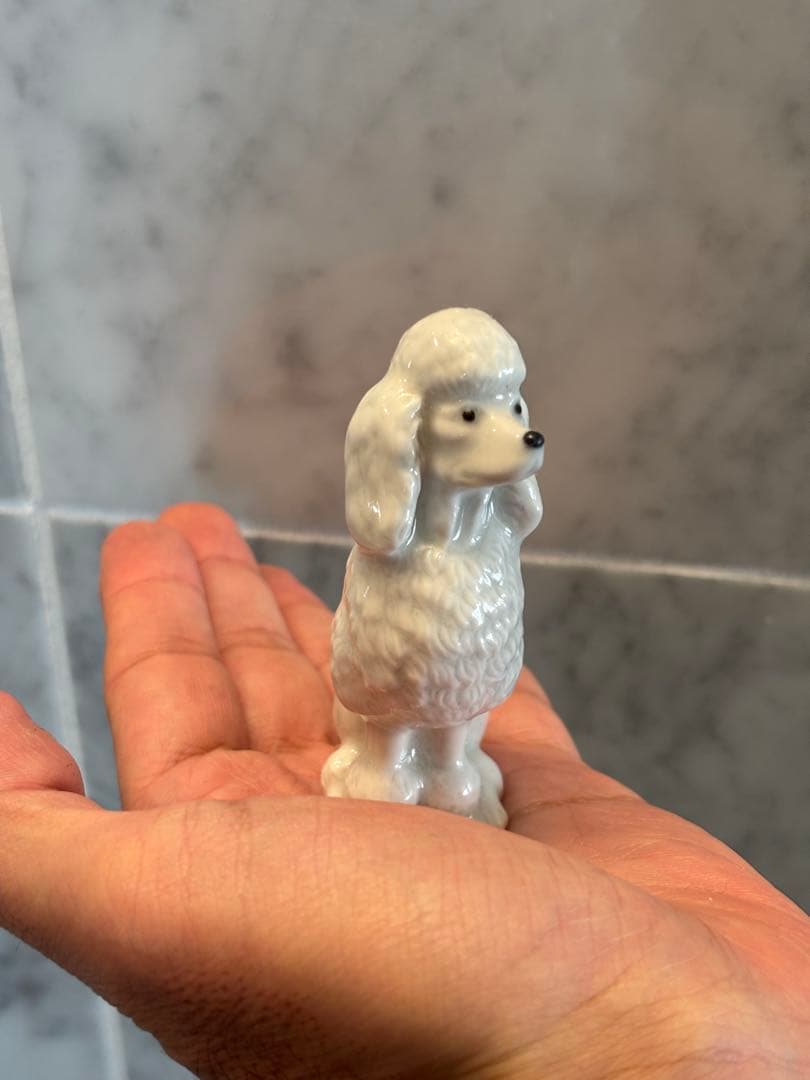 フランスヴィンテージ　手描きのつぶらな美しい瞳で雰囲気抜群の上品なプードル陶器