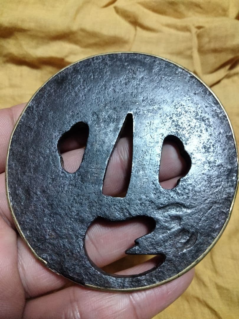 鉄鍔　鐔　(武州住正吉　茄子透かし)　江戸時代　覆輪
