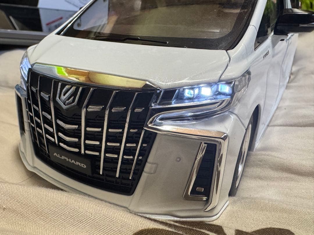 ALPHARD LEDヘッドライト ミニカー ホワイト