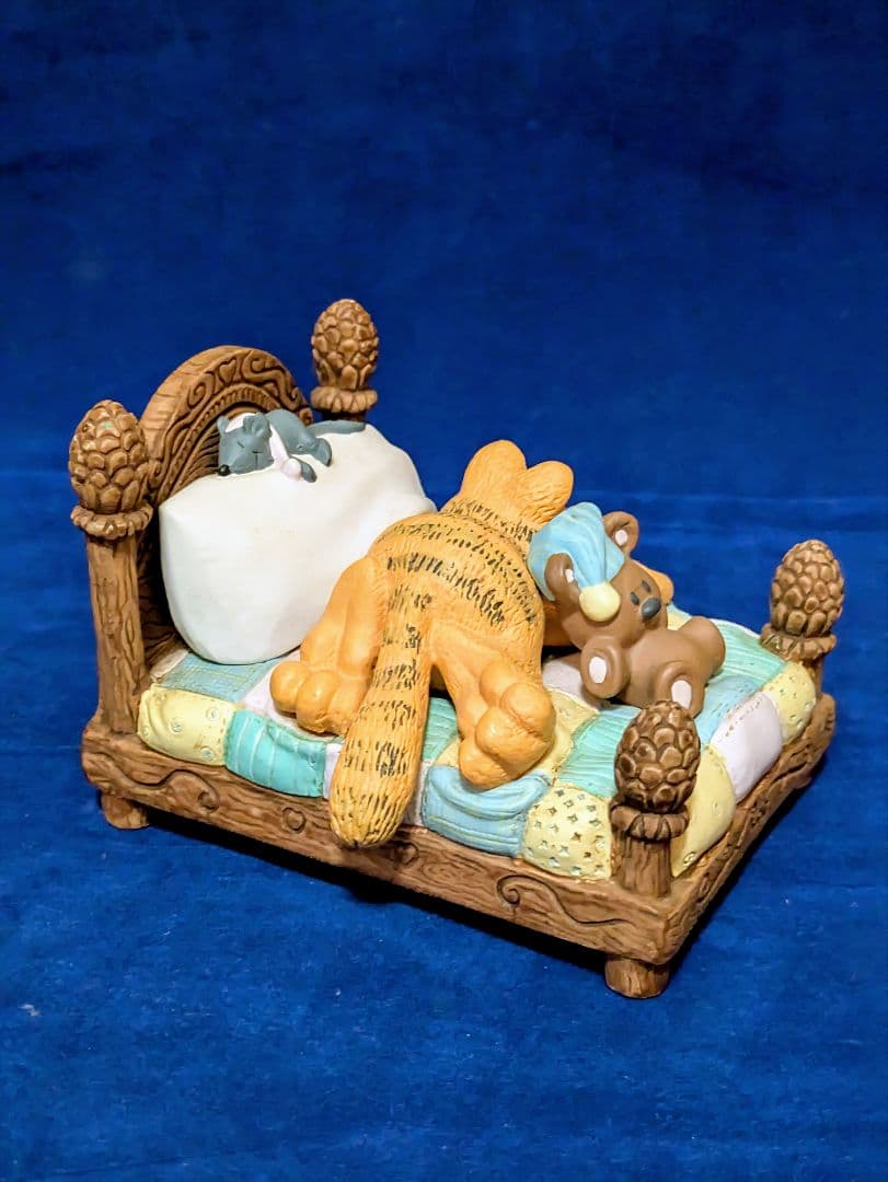 Garfield ベッドで寝るフィギュア