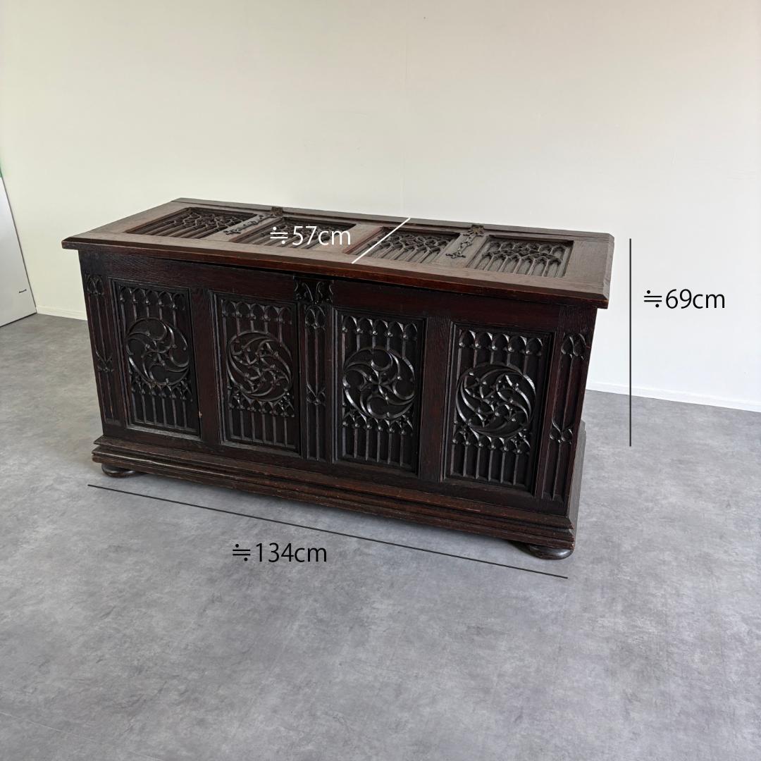 ゴシック様式　リネンフォールド　ブランケットボックス