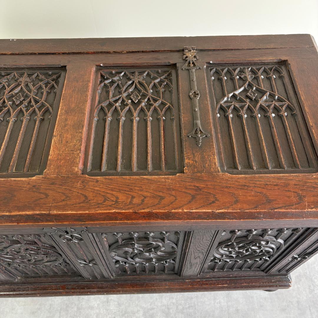 ゴシック様式　リネンフォールド　ブランケットボックス