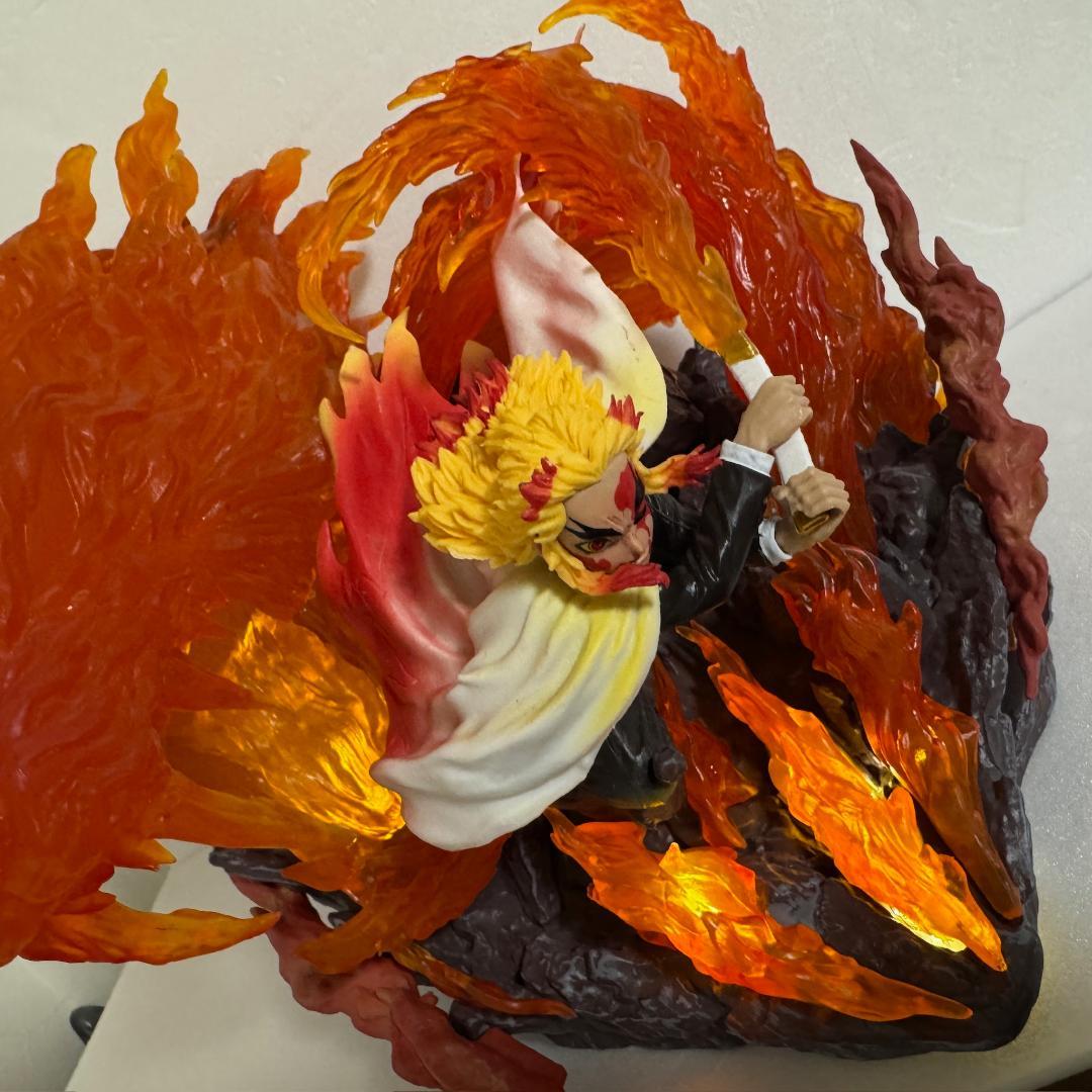 鬼滅の刃　煉獄杏寿郎　炎柱　特大　フィギュア 炎柱 LED点灯　無限夢列車編