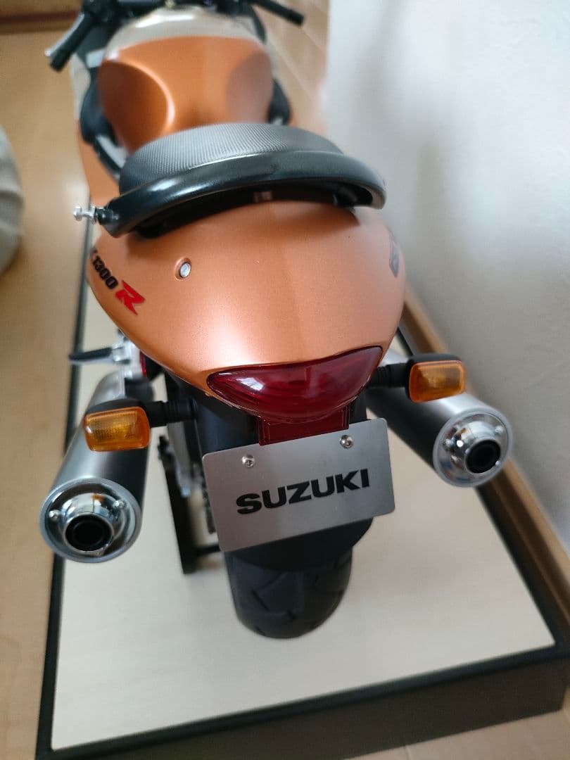 ディアゴスティーニ 1/4 スズキGSX1300R 隼