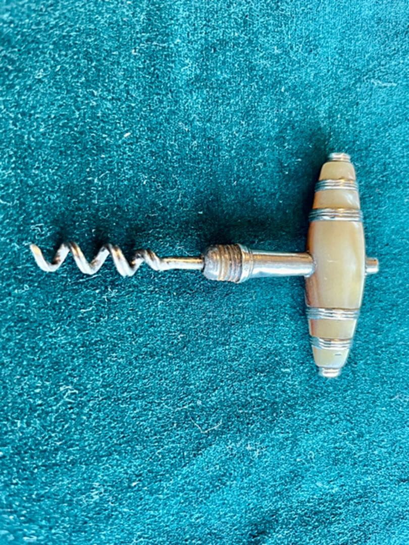 白蝶貝と銀製のコルクスクリュー