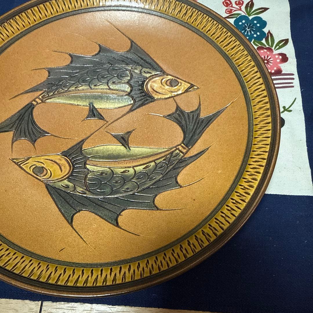 魚文の大皿　やちむん