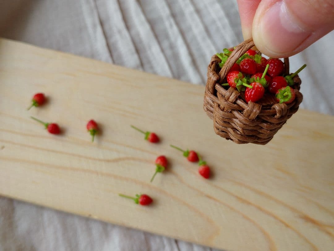 掌に乗る11粒の籠摘み苺