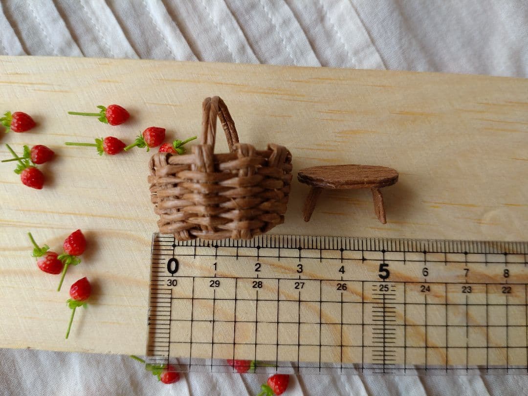 掌に乗る11粒の籠摘み苺