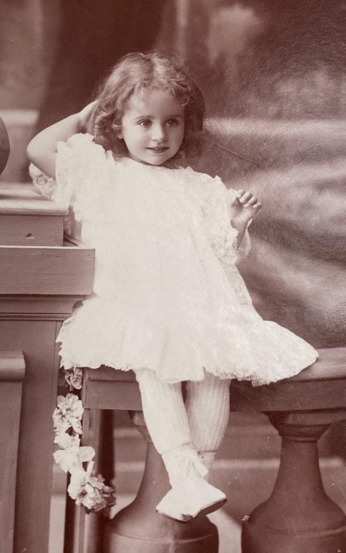 フランスアンティーク　肖像写真　《少女》 額装　アルビューメンプリント（鶏卵紙）