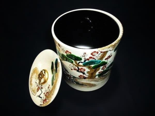 滝窯 橋本城岳造 水指 梅と松の絵柄 金色の蓋付き