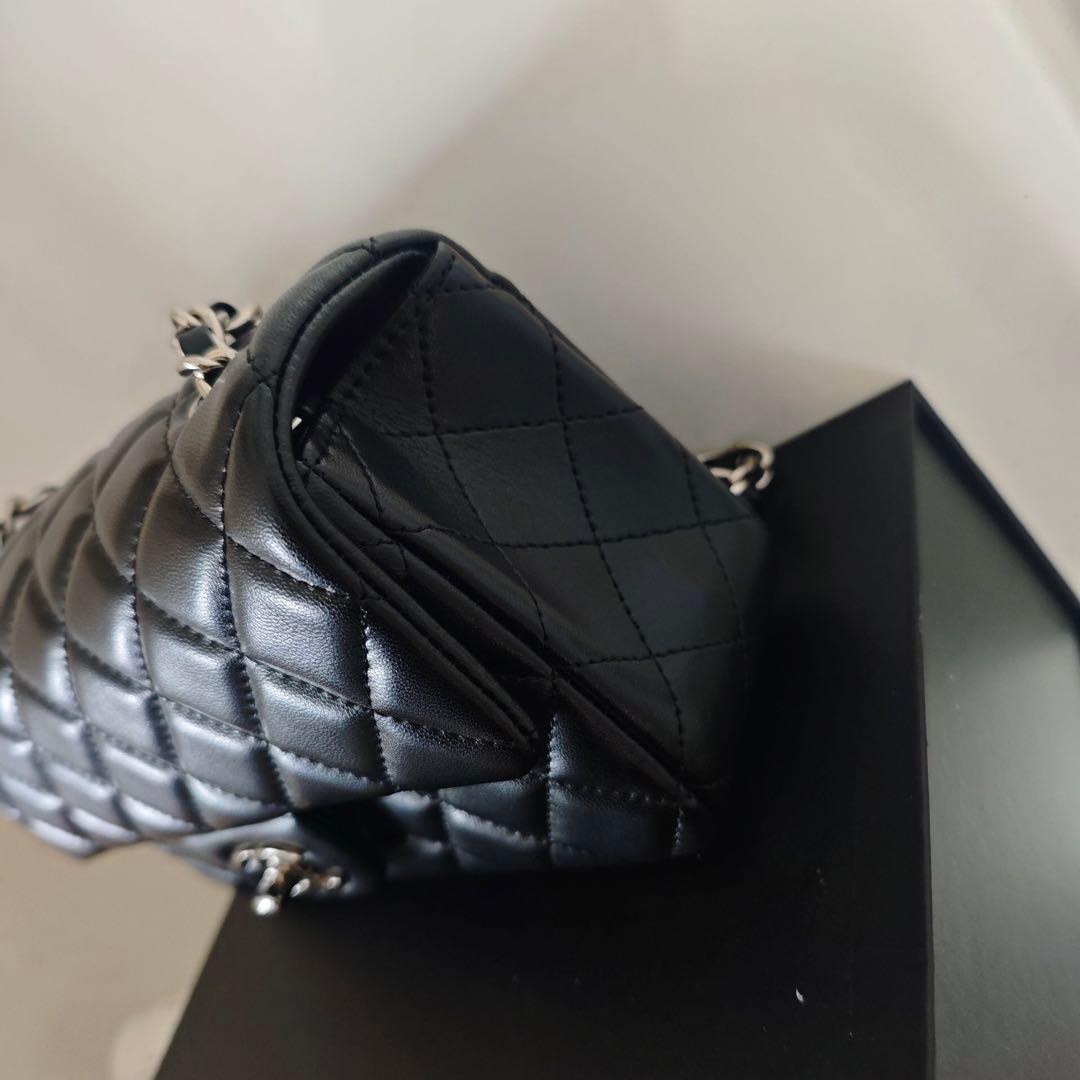 キルティングデザインのブラックショルダーバッグ、チェーンストラップ付き
