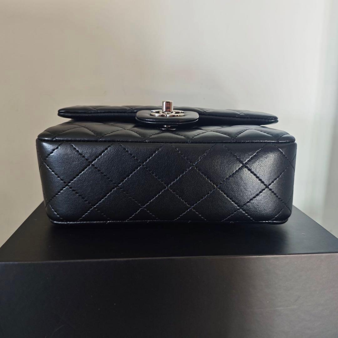 キルティングデザインのブラックショルダーバッグ、チェーンストラップ付き