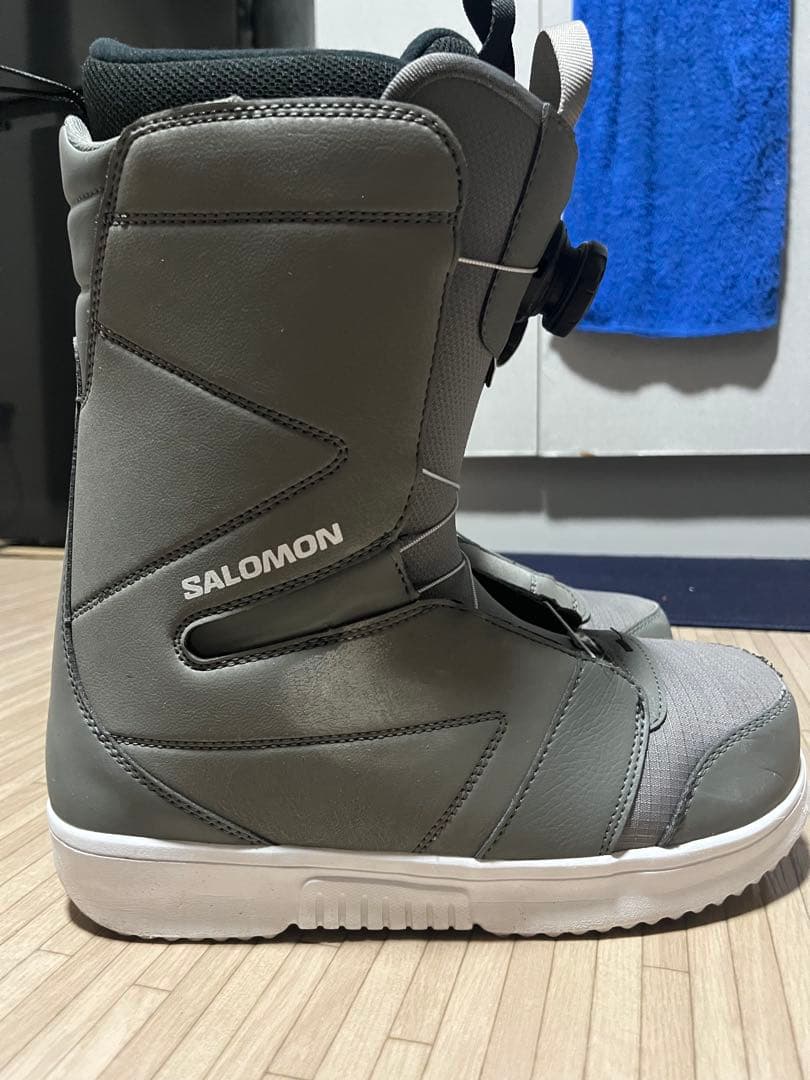 サロモン(SALOMON)ブーツになります。