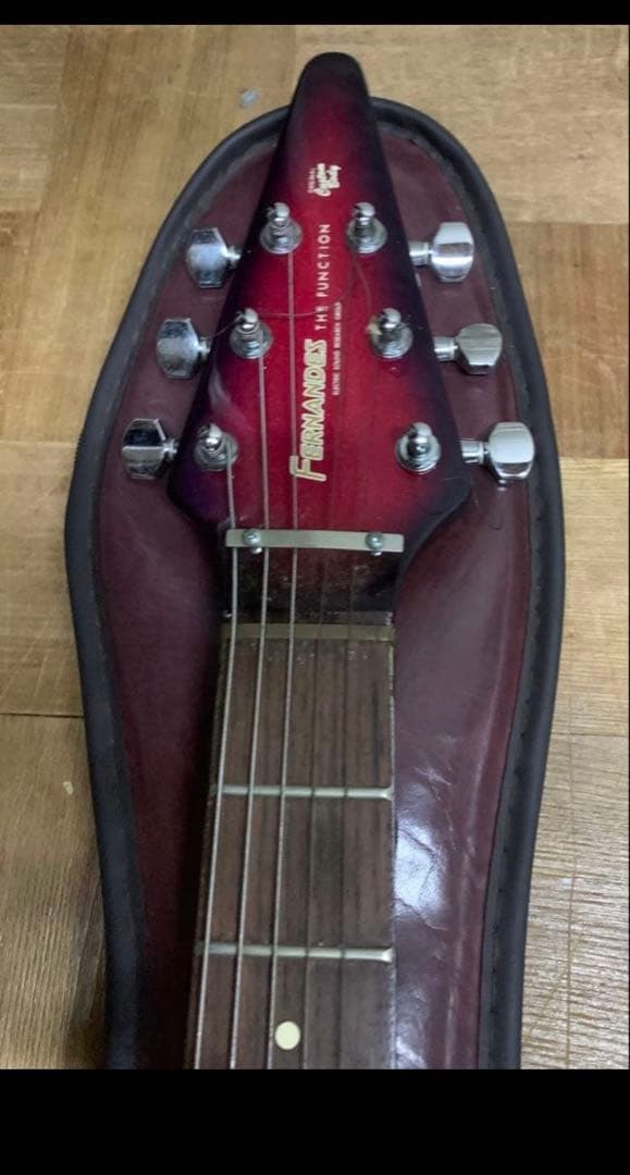 Vシェイプエレキギター グラデーションピンク FERNANDESエレキギター