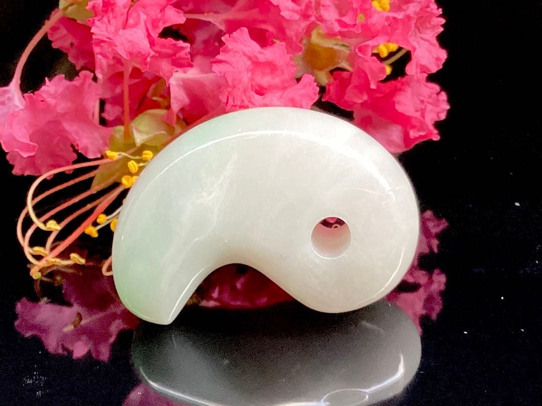 ✳premium一流の勾玉　コレクションレベルです‼️糸魚川翡翠淡いラベンダー入り