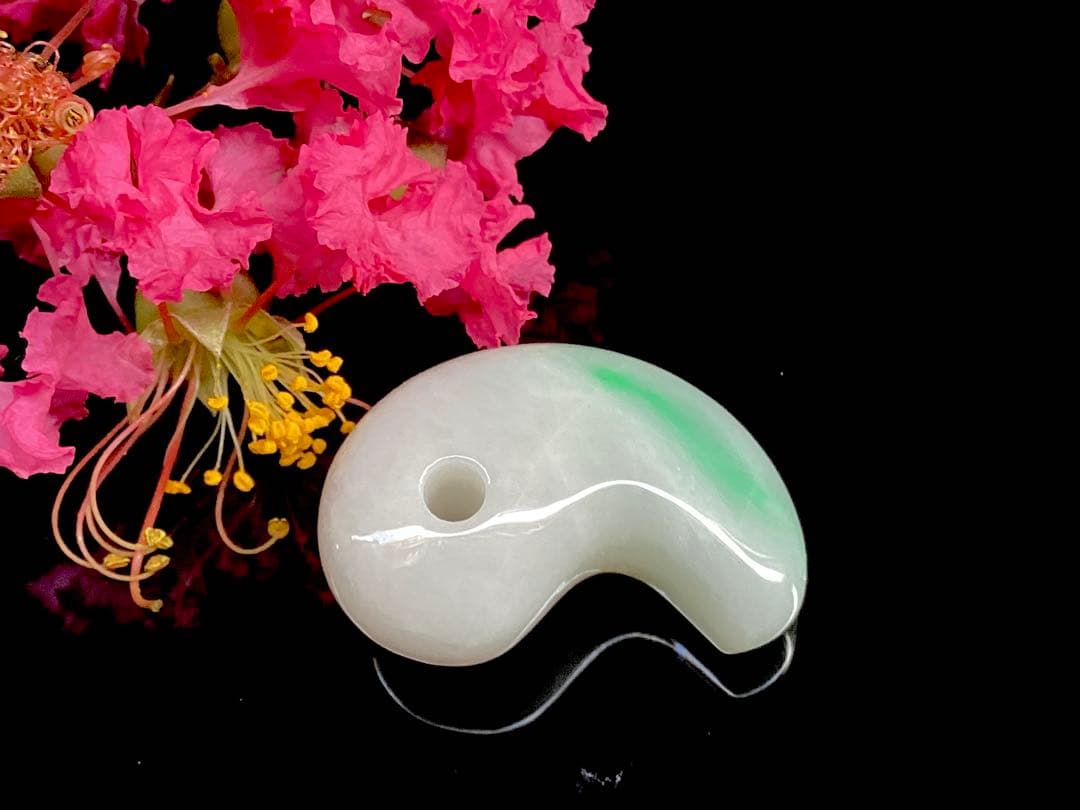 ✳premium一流の勾玉　コレクションレベルです‼️糸魚川翡翠淡いラベンダー入り