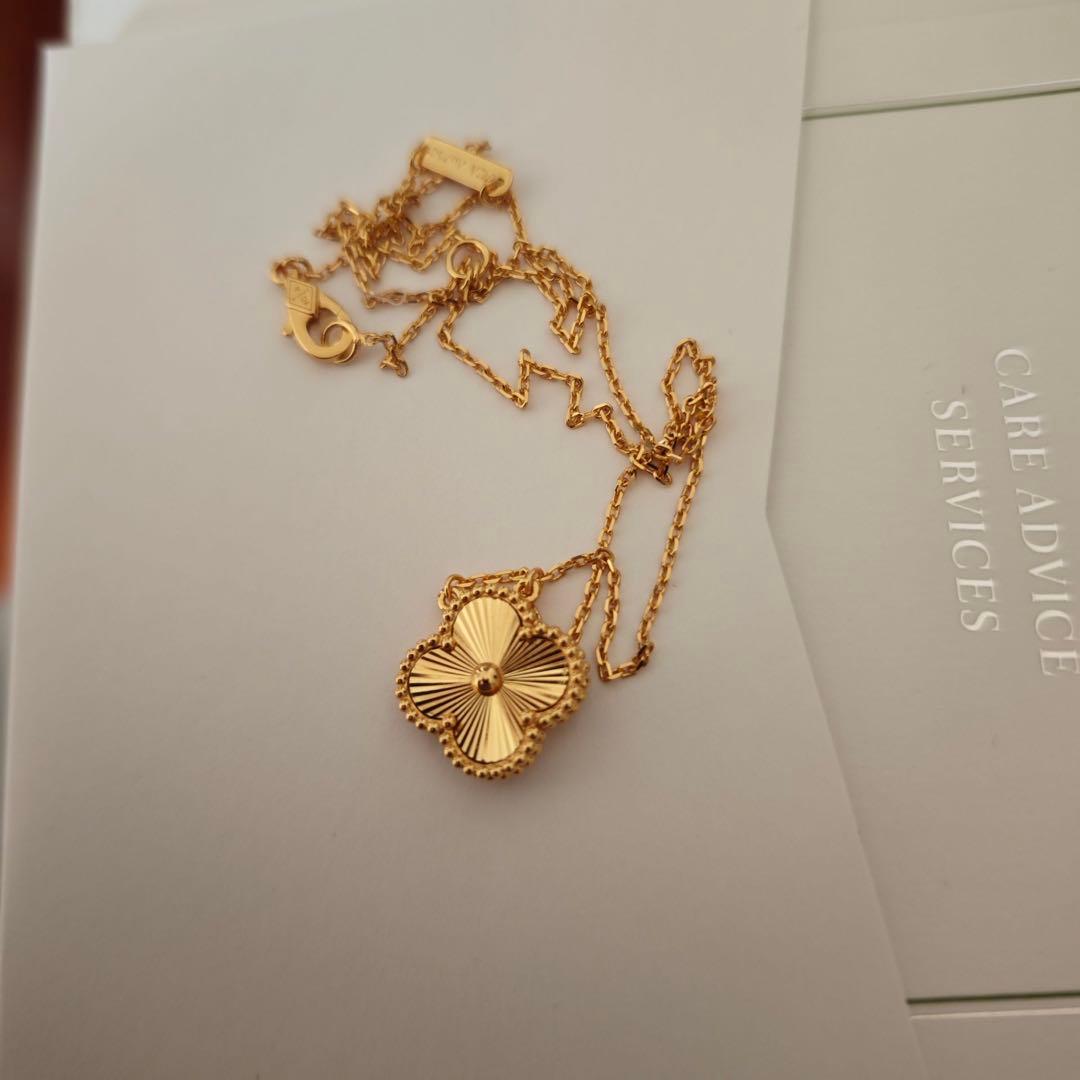 【実写画像】 金色 四葉のクローバーペンダントVCARP4KL00