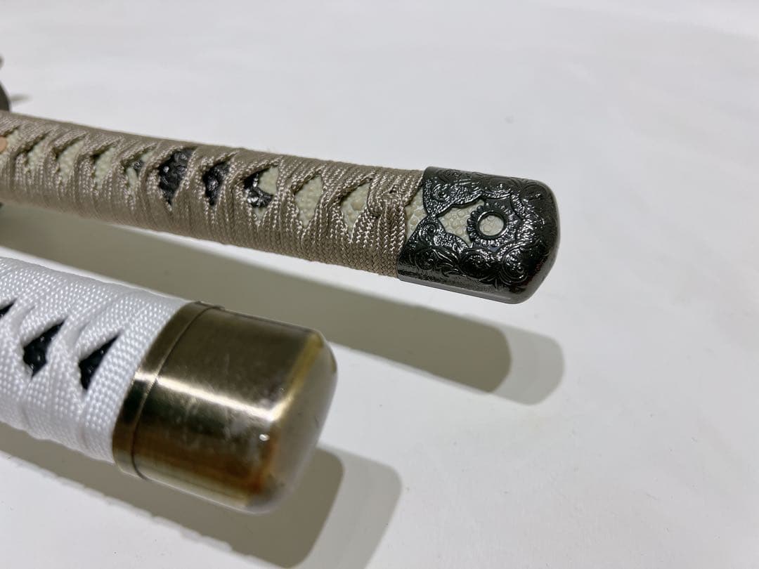 白色と銀色の二刀流刀　金属刀と木製刀の2本セット