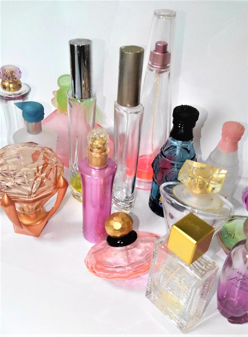 香水 空瓶 いろいろな香水のボトルのみ コレクションにいかが？ 送料無料　③