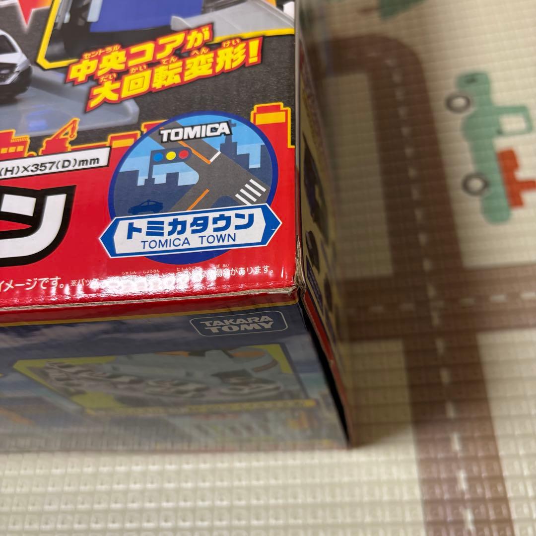 トミカ ぐるっと変形！DXポリスステーション スタンダード