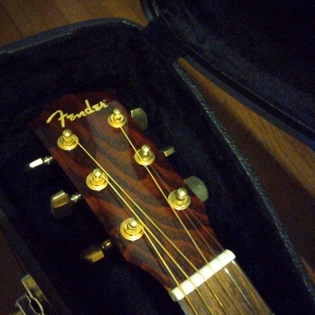 Fender　GDC200 エレアコ　サイドバックの木目がカッコいいギターです。