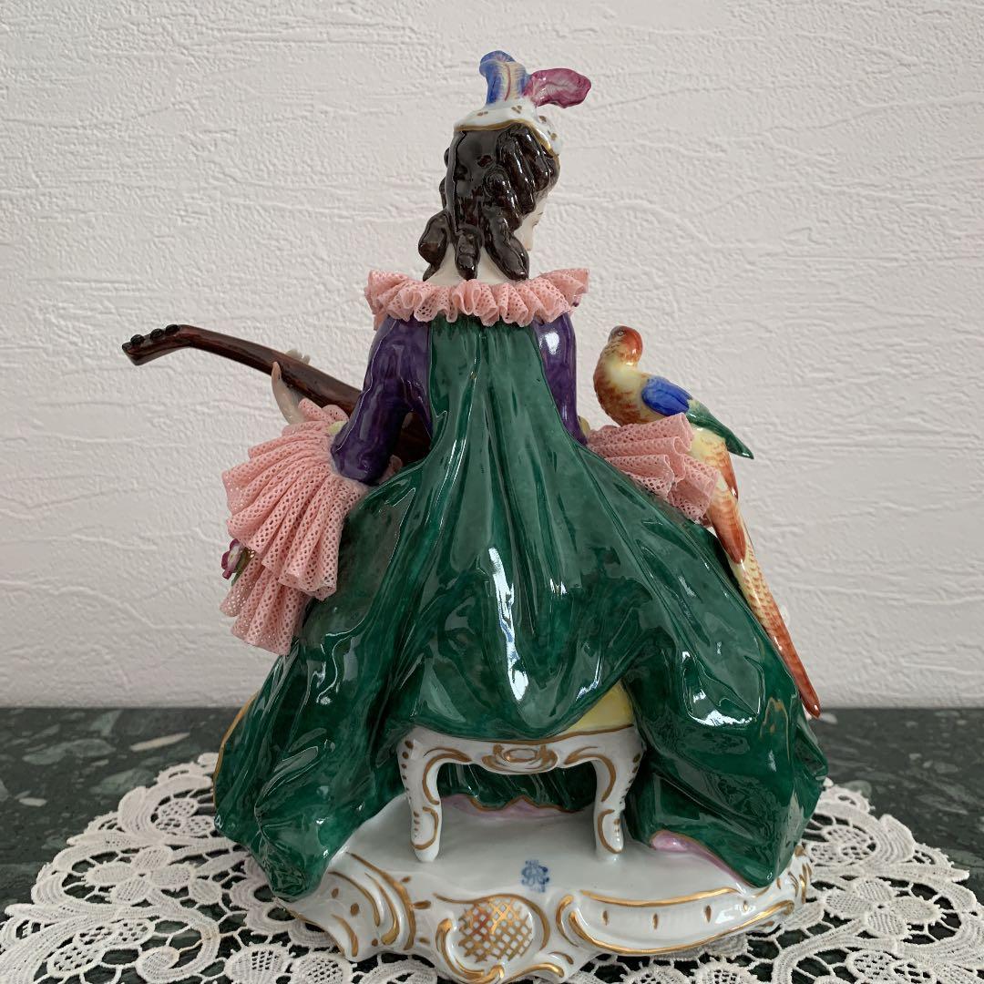 ドレスデン人形　「楽器を弾く貴婦人とオウム」