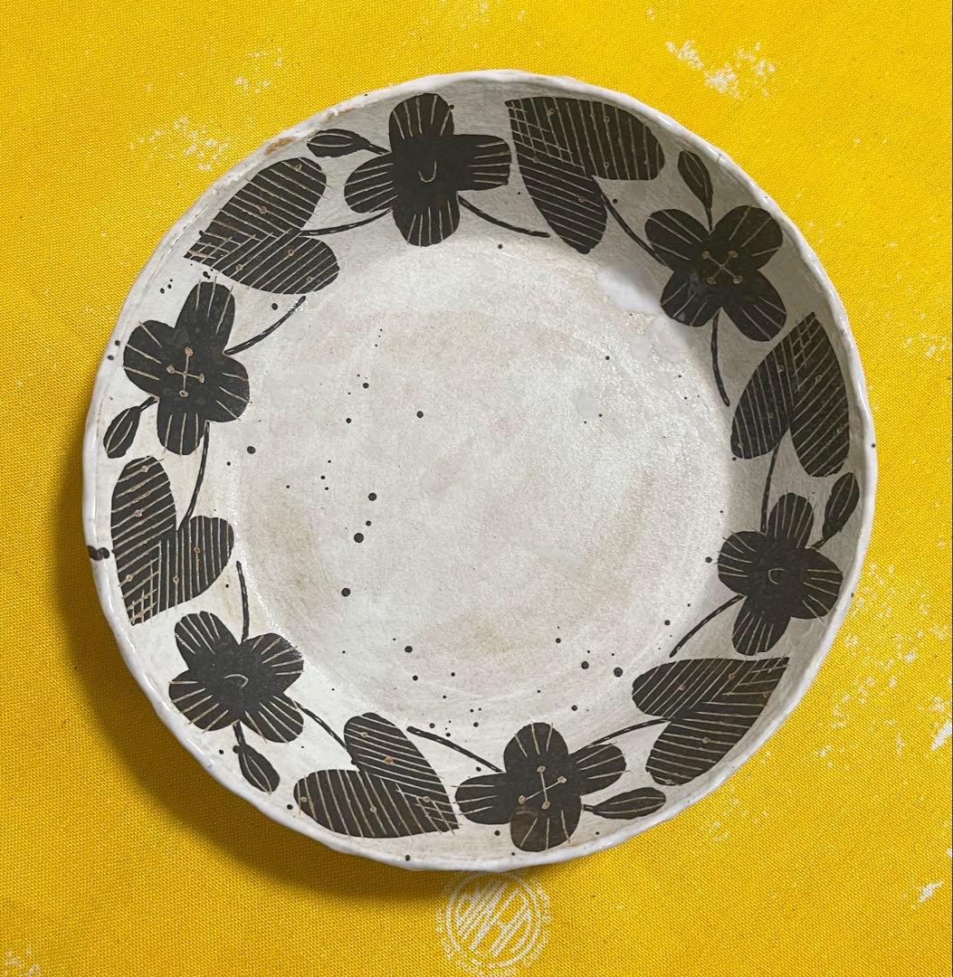 未使用品 陶芸家 鹿児島睦 モノトーン 黒の花図案のプレート　美術品
