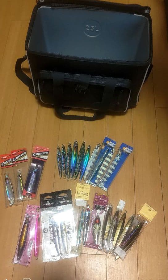 早く売りたいので、値下げ受付します。メタルジグ26本とバッカン25L付き