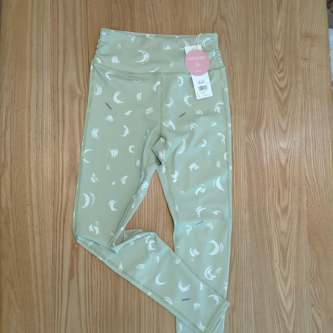 emmi ヨガ ムーン柄 ヨガウェアセット
