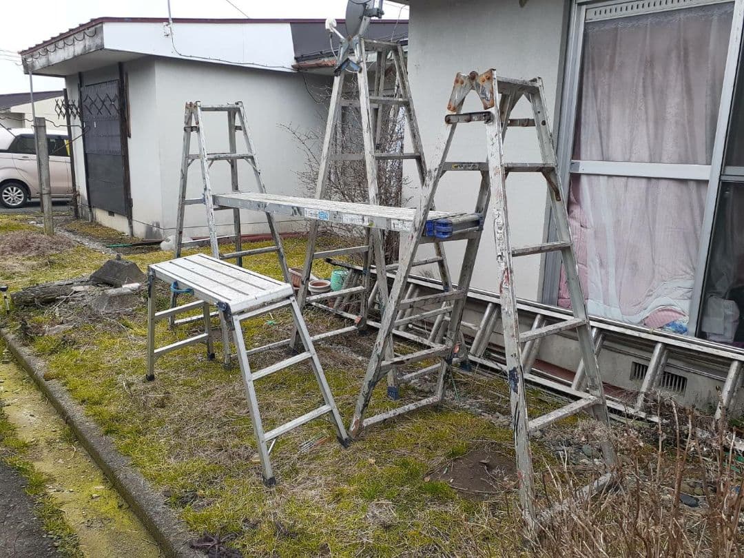 脚立3台。足場板１枚、うま脚立１台。