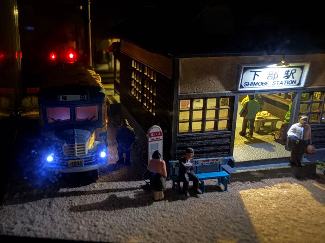 昭和をかもしだす懐かしの停車場、昼と夜の現風景、神戸梅田、レトロ夢の希少逸品。